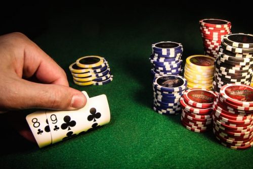 What are the considerations to select a reliable poker website?